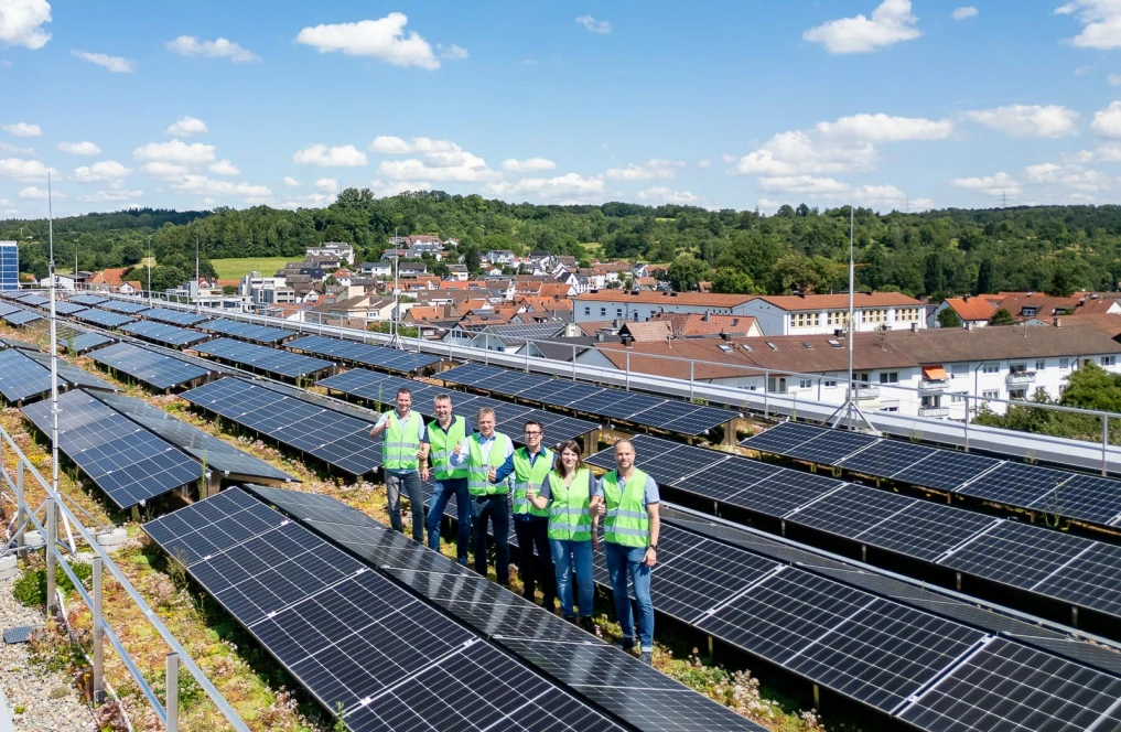 Neue Photovoltaik-Anlage auf dem sanierten Gebäude