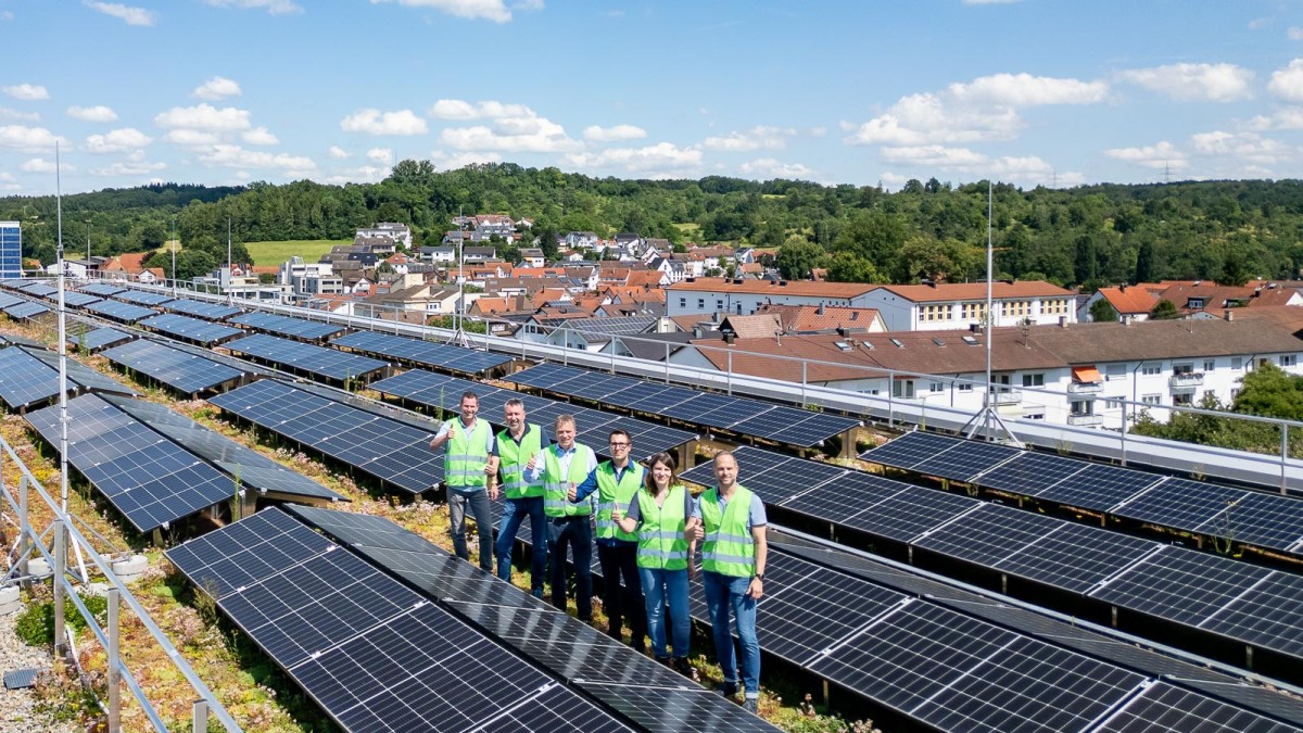 Neue Photovoltaik-Anlage auf dem sanierten Gebäude